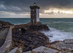 Francja, Gmina Conquet, Morze, Skały, Latarnia morska, Kermorvan lighthouse