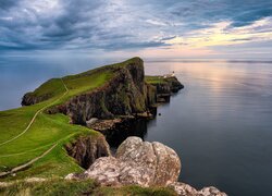 Morze Szkockie, Wybrzeże, Klif, Skały, Wyspa Skye, Latarnia morska, Neist Point Lighthouse, Chmury, Półwysep Duirinish, Szkocja