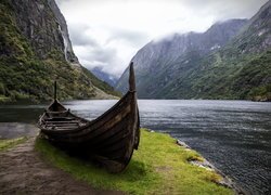 Łódka, Brzeg, Fiord, Hardangerfjord, Góry, Gmina Voss, Okręg Vestland, Norwegia
