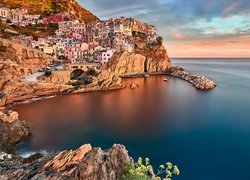 Włochy, Gmina Riomaggiore, Miejscowość Manarola, Morze Liguryjskie, Cinque Terre, Kolorowe, Domy, Zatoka, Chmury