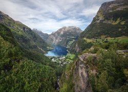 Norwegia, Góry, Fiord, Geirangerfjord, Skały, Las, Drzewa, Domy