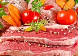 Mięso na steki z warzywami i przyprawami