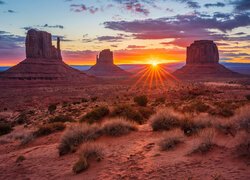 Monument Valley w promieniach zachodzącego słońca