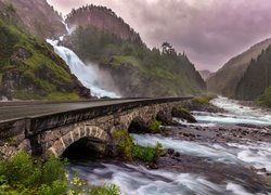 Wodospad Latefossen, Kamienny, Most, Droga, Rzeka Gronsdalslona, Kamienie, Góry, Skały, Las, Drzewa, Gmina Odda, Norwegia