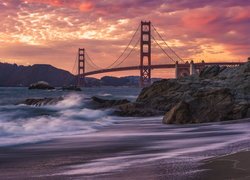 Zachód słońca, Most, Golden Gate, Skały, Fale, Cieśnina Golden Gate, San Francisco, Kalifornia, Stany Zjednoczone