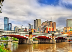 Most Princes Bridge z widokiem na wieżowce w australijskim Melbourne