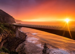 Australia, Nowa Południowa Walia, Zachód słońca, Most Sea Cliff Bridge, Klif, Morze