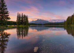 Góry, Góra, Mount Rundle, Jezioro, Two Jack Lake, Drzewa, Park Narodowy Banff, Alberta, Kanada