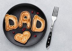 Naleśniki w kształcie napisu Dad i serca na Dzień Ojca