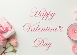 Napis Happy Valentines Day obok świec i prezentu