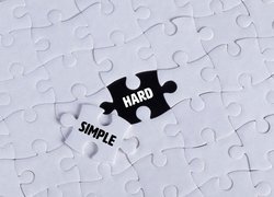 Napis Simple i Hard na puzzlach