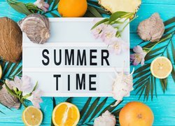 Napis Summer Time pośród liści palmy i pomarańczy