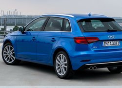 Niebieskie Audi A3
