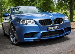 Niebieskie BMW M5 F10