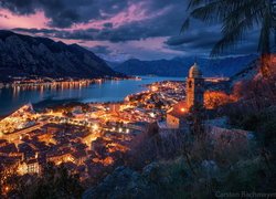 Miasto Kotor, Czarnogóra, Zatoka Kotorska, Morze, Zachód słońca, Góry, Oświetlone, Domy, Kościół Matki Bożej od Zdrowia, Wieża