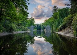 Niemcy, Park Rododendronów Kromlau, Kamienny, Most łukowy, Jezioro Rakotz, Drzewa, Chmury, Odbicie