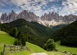 Włochy, Południowy Tyrol, Góry, Dolomity, Dolina, Val di Funes, Masyw, Odle, Kościół, Domy, Lasy, Drzewa, Chmury