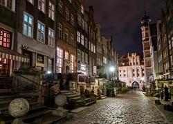 Oświetlona gdańska ulica nocą