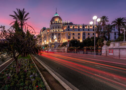 Oświetlone ulice i Hotel Negresco w Nicei