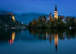 Słowenia, Jezioro Bled, Wyspa Blejski Otok, Oświetlony, Kościół Zwiastowania Marii Panny, Zamek Bled, Drzewa, Góry, Alpy Julijskie