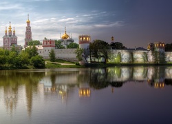 Oświetlony Monaster Nowodziewiczy w Moskwie odbija się w rzece