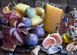 Owoce i ser w kompozycji z liśćmi i oliwą