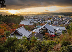 Japonia, Kioto, Góry, Drzewa, Domy, Dachy, Chmury