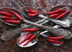 Papryczki chili na srebrnych łyżkach