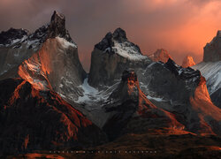 Park Narodowy Torres del Paine w blasku wschodzącego słońca