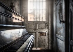 Pianino obok starych drzwi