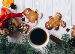 Pierniczki obok kawy i prezentów