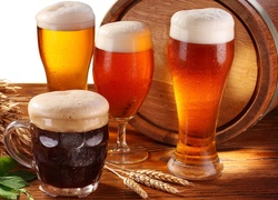 Piwo w szklankach i kuflu obok beczki