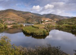 Góry, Wzgórza, Rzeka Tedo, Plantacje, Domy, Drzewa, Chmury, Foz do Tedo, Portugalia