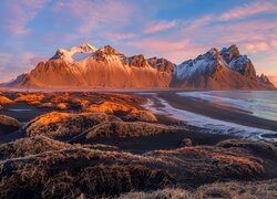 Góry, Góra Vestrahorn, Plaża Stokksnes, Trawa, Chmury, Islandia
