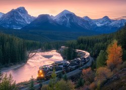 Góry Skaliste, Ośnieżone, Szczyty, Drzewa, Lasy, Rzeka, Bow River, Park Narodowy Banff, Pociąg, Alberta, Kanada