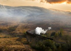 Szkocja, Pociąg parowy, Tory, Most, Wiadukt Glenfinnan, Wzgórza, Chmury