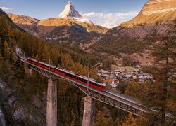 Szwajcaria, Zermatt, Góry, Alpy, Most, Gornergratbahn, Pociąg, Las, Drzewa, Jesień, Domy, Chmury