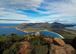 Morze, Zatoka, Wineglass Bay, Skały, Drzewa, Góry, Mount Graham, Park Narodowy Freycinet, Tasmania, Australia
