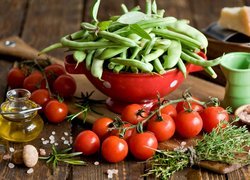 Pomidory obok fasolki zielonej w czerwonej misce