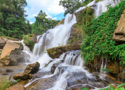 Porośnięte skały i wodospad Mae Ya Waterfall w Tajlandii