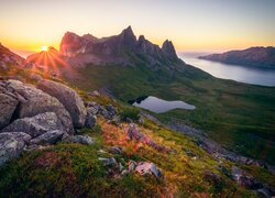 Norwegia, Wyspa Senja, Góry, Szczyt Husfjellet, Morze, Promienie słońca