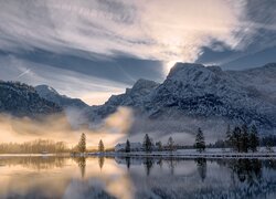Zima, Jezioro Almsee, Góry, Drzewa, Mgła, Wschód słońca, Austria