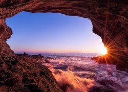 Skały, Jaskinia, Morze, Promienie słońca, Laguna Beach, Kalifornia, Stany Zjednoczone