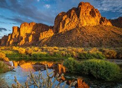 Rozświetlone formacje skalne nad Salt River w Arizonie