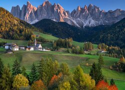 Włochy, Dolina, Val di Funes, Wieś, Santa Maddalena, Rozświetlone, Góry, Dolomity, Lasy, Drzewa, Kościół