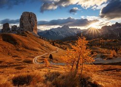 Góry, Dolomity, Skały, Cinque Torri, Las, Drzewa, Jesień, Promienie słońca, Chmury, Włochy