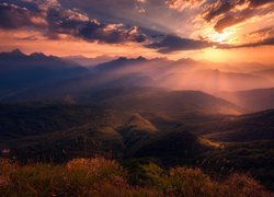 Góry, Kaukaz, Rośliny, Chmury, Promienie słońca, Okolice Shkmeri, Region Racza-Leczchumi i Dolna Swanetia, Gruzja