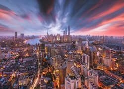 Rozświetlone wieżowce i ulice Szanghaju w Chinach