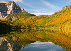 Rozświetlone zalesione góry nad jeziorem Langbathseen w Austrii