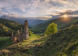 Góry, Kaukaz, Ruiny, Wieże obronne, Promienie słońca, Drzewa, Erzi, Republika Inguszetii, Rosja